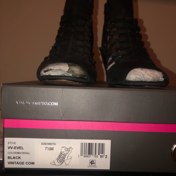 Black sandals; casual and classy; very comfortable; - Picture 4 of 7